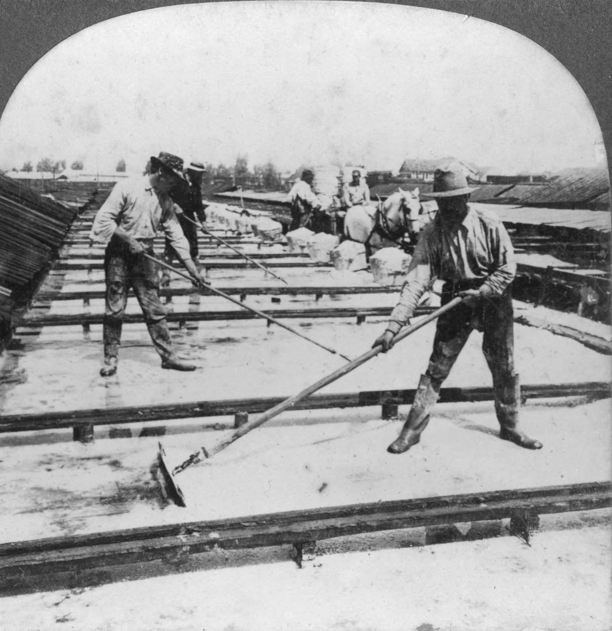 Parowanie słoneczne, produkcja soli, Syracuse, Nowy Jork, USA, XX wiek autorstwa Keystone View Company