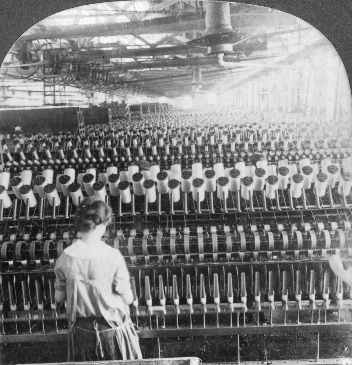 Spinning room, Filadelfia, Pensylwania, USA, koniec XIX lub początek XX wieku autorstwa Keystone View Company