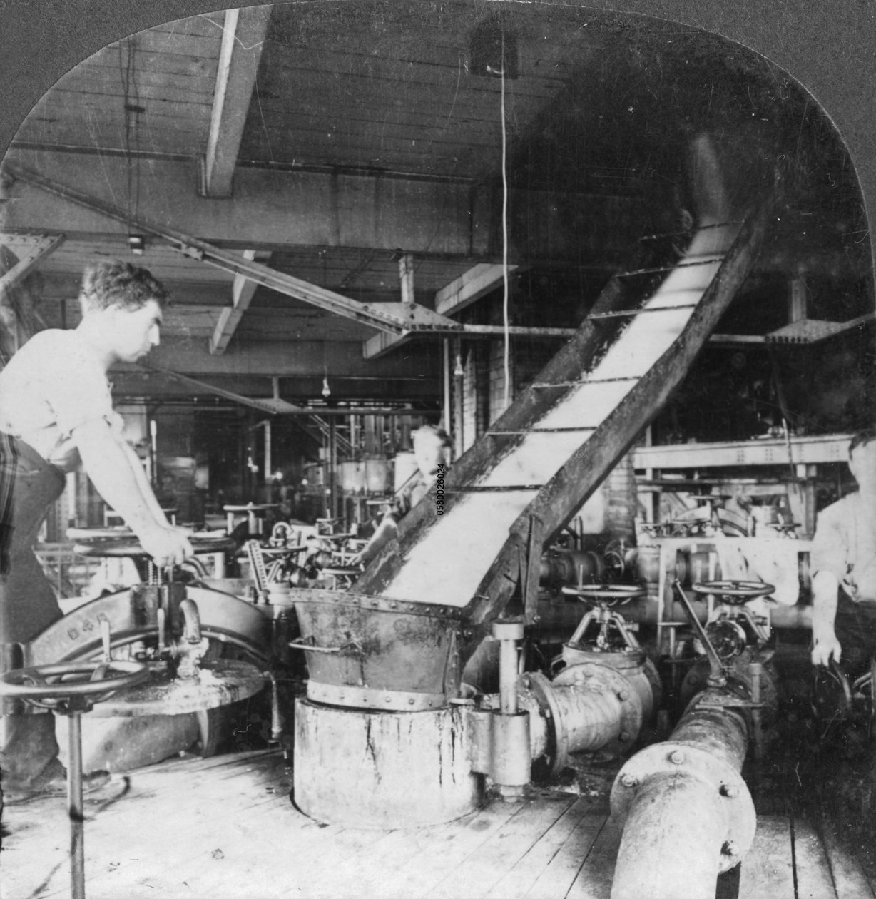 Pulpa buraczana i sok przepływający ze zbiornika do zbiornika, Montreal, Kanada, początek XX wieku autorstwa Keystone View Company