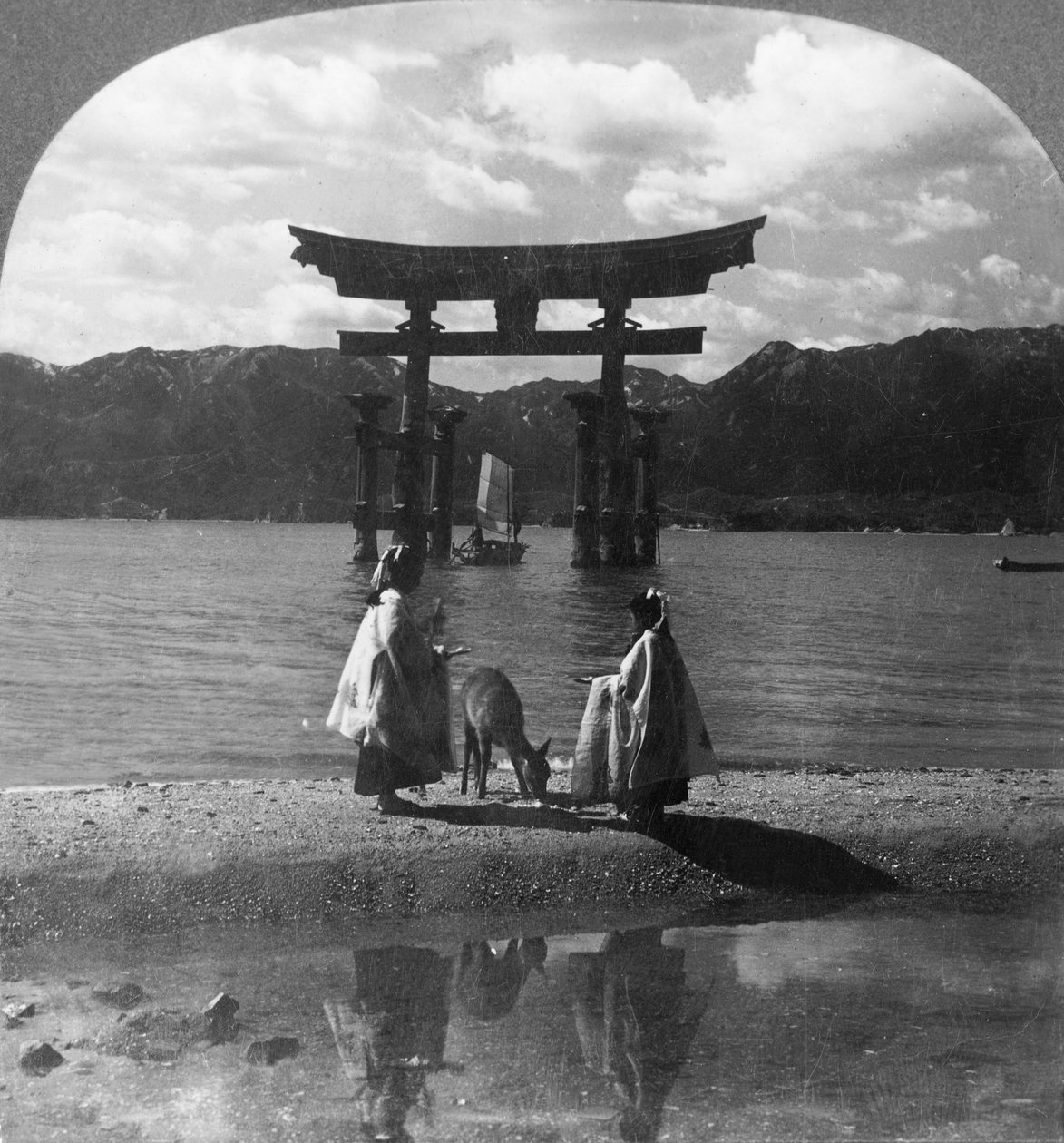 Słynny Seagirt Torii z Miyajimy. Urocza brama do słynnej świątyni Shinto, Japonia, 1905. autorstwa Keystone View Company