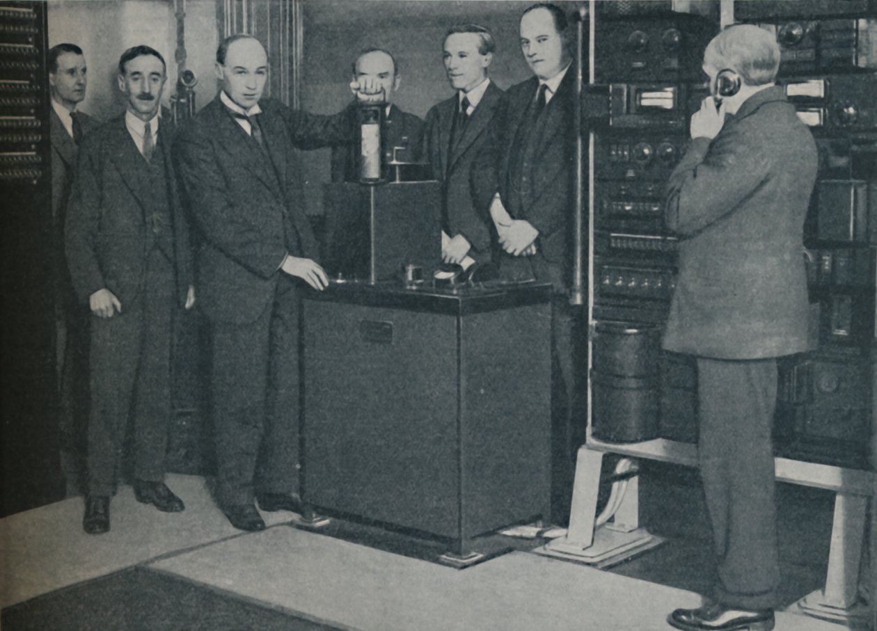Nowa magia: wysyłanie zdjęć przez sieć bezprzewodową i nieunikniony telefon, c1935 autorstwa Keystone View Company