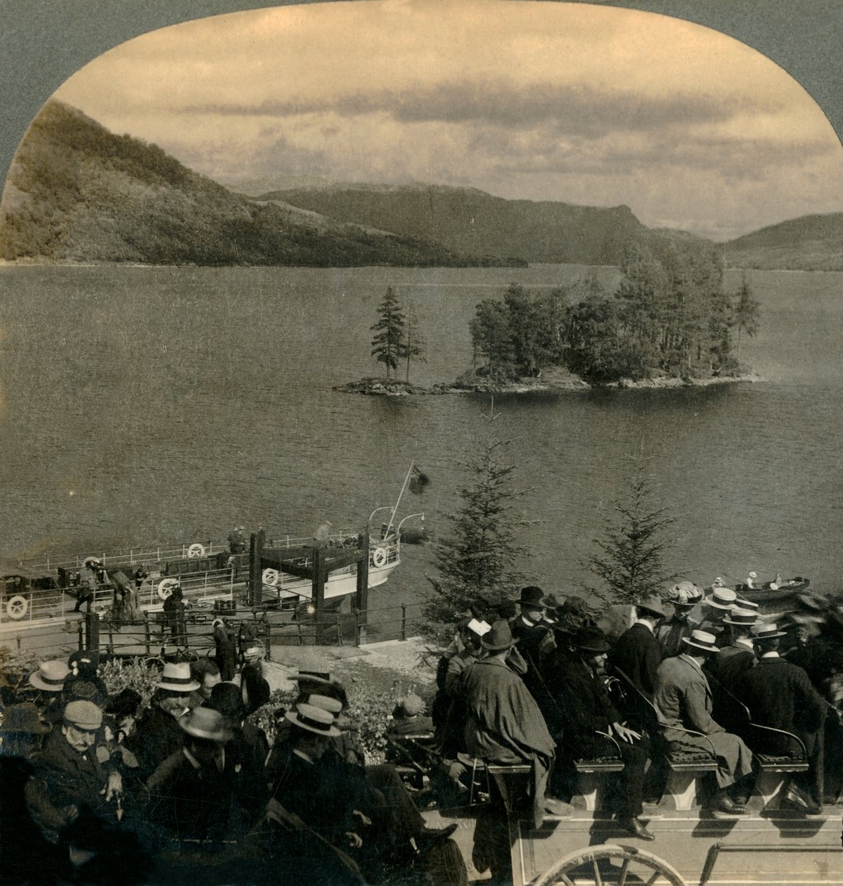 Podróż przez Zaczarowany Kraj Trossachów, Szkocja, 1902. autorstwa Keystone View Company