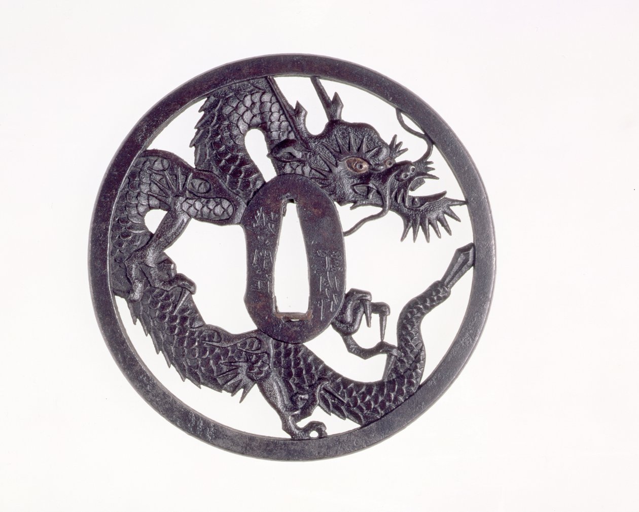 Tsuba z wyciętym smokiem (żelazo) autorstwa Kinai of Echizen