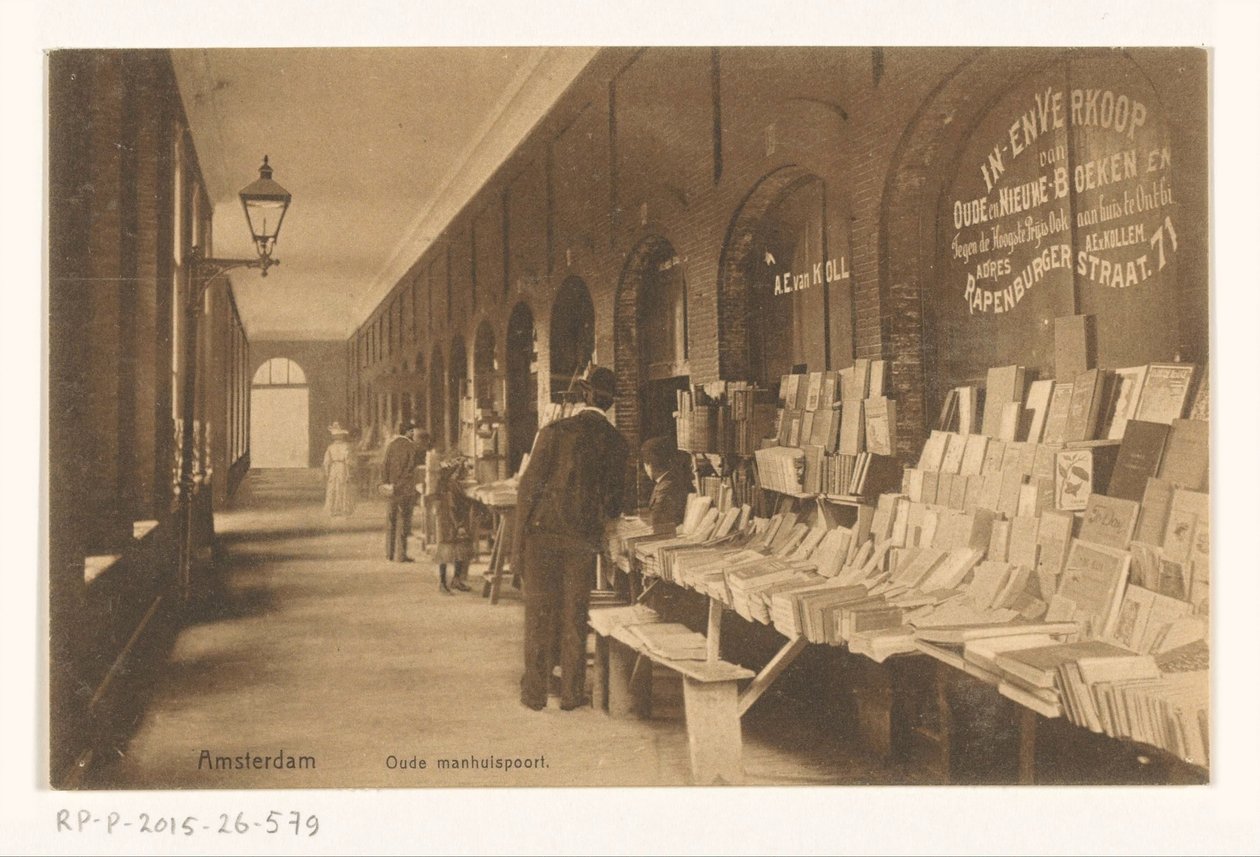 Bookstall autorstwa Aarona Eliazera van Kollema w Oudemanhuispoort Amsterdam Old Manhuispoort (tytuł na obiekcie) autorstwa Knackstedt and Näther