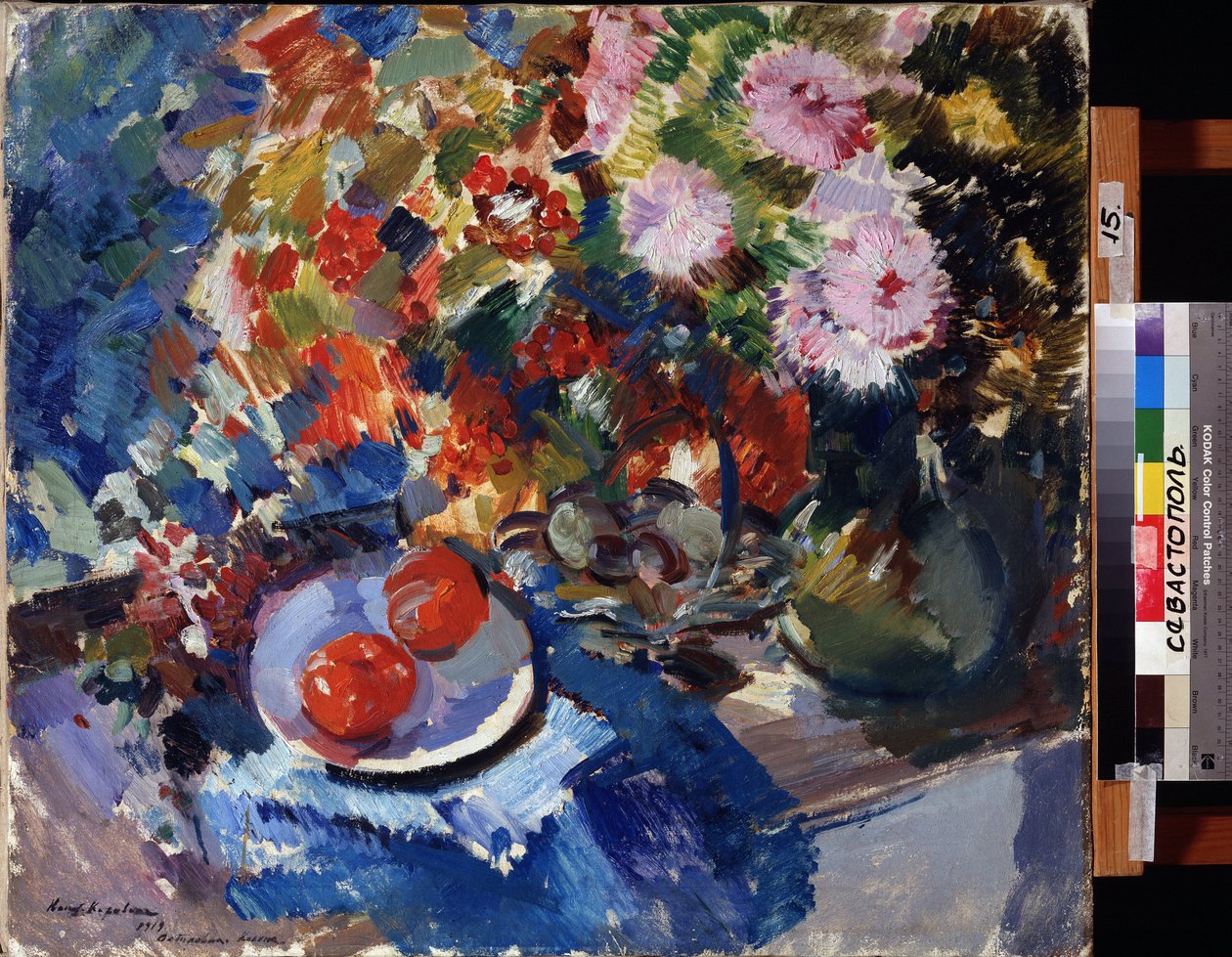 Astry i pomidory (astry i pomidory). Martwa natura, z dużym bukietem kwiatów i talerzem z dwoma pomidorami, postawionym na stole. Obraz Konstantina Aleksiejewicza Korovina (Constantin Korovin) (1861-1939), olej na płótnie autorstwa Konstantin Alekseevich Korovin