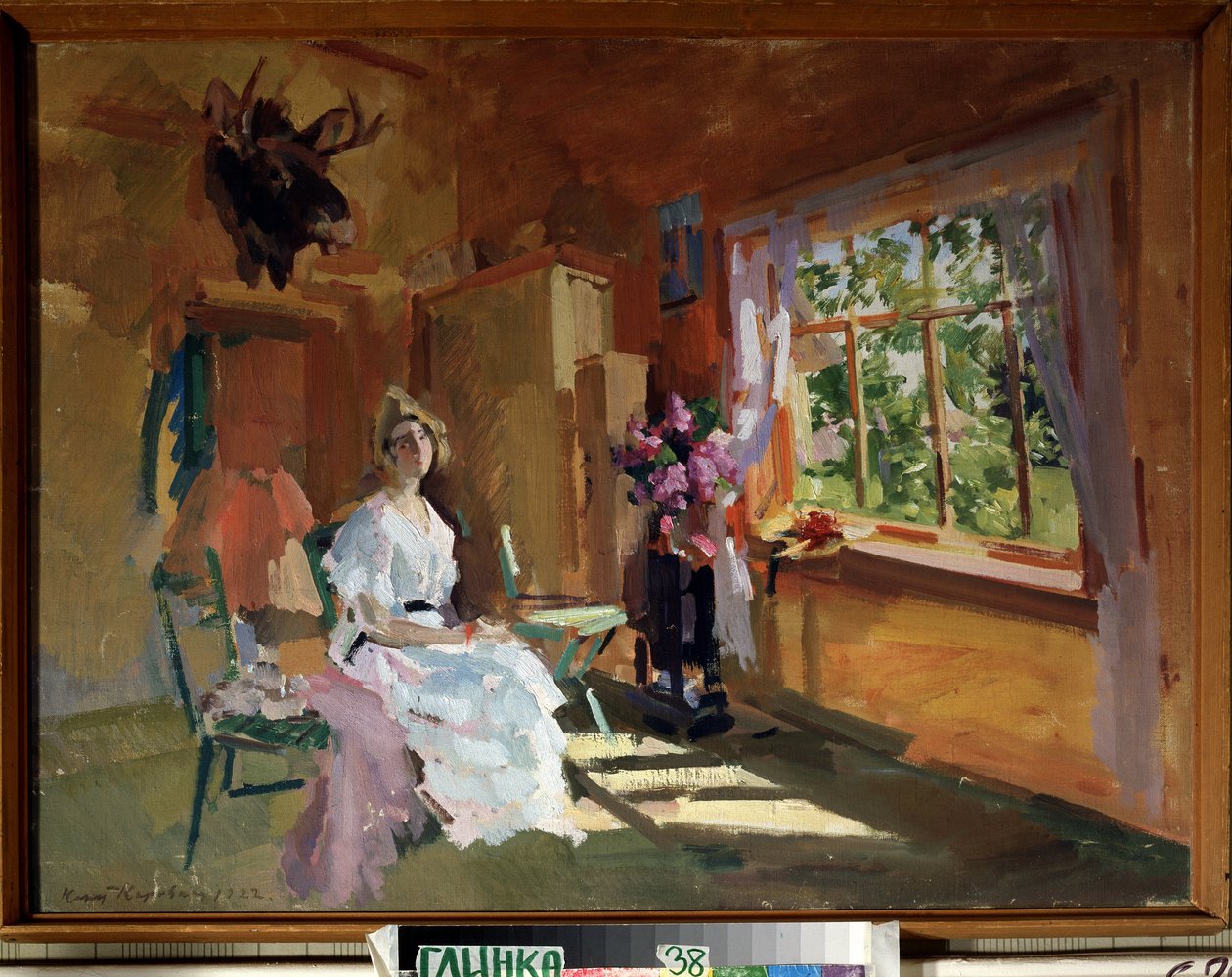 W pokoju. Młoda kobieta w lekkiej sukience, siedząca przed oknem, przez które widać ogród, w pełni lata. Obraz Konstantina Aleksiejewicza Korowina (1861-1939), olej na płótnie autorstwa Konstantin Alekseevich Korovin
