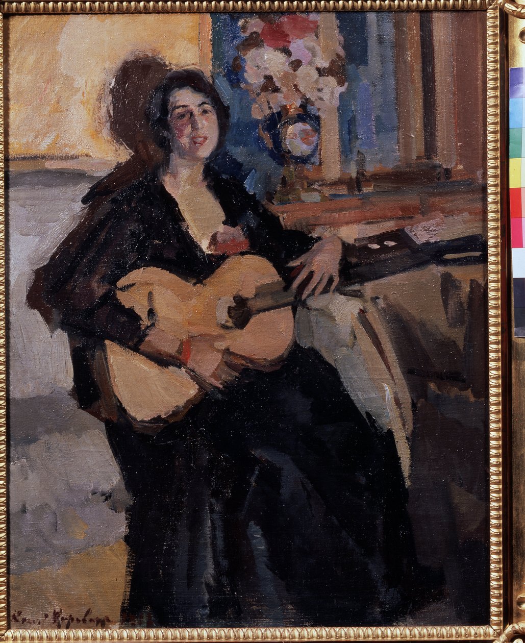 Kobieta z gitarą. (Kobieta z gitarą). Uśmiechnięta, siedząca na ławce, przy bukiecie kwiatów i ubrana na czarno. Obraz Konstantina Aleksiejewicza Korovina (Constantin Korovin) (1861-1939), olej na płótnie autorstwa Konstantin Alekseevich Korovin