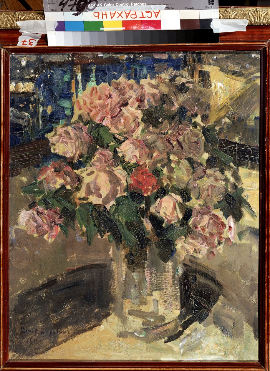 Róże (Róże). Martwa natura, bukiet kwiatów. Obraz Konstantina Aleksiejewicza Korowina (Konstantyna Korowina) (1861-1939), olej na płótnie 1910. Sztuka rosyjska, współczesna, początek XX wieku. Państwowa Galeria Sztuki im. B. Kustodiewa, Astrachań (Rosja). autorstwa Konstantin Alekseevich Korovin