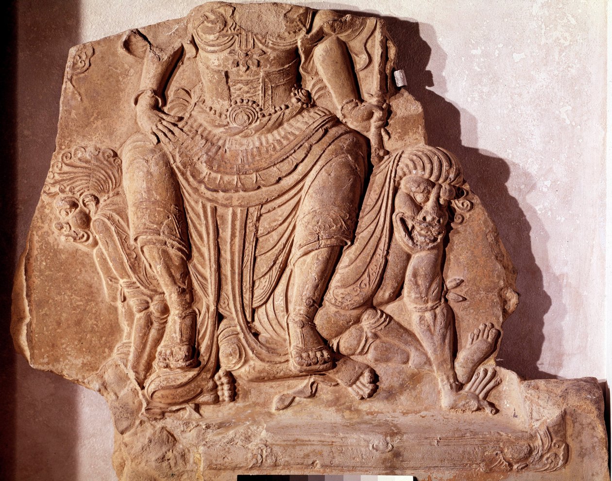 Art Coreen: gliniana cegła wytłoczona przedstawiająca władcę lub bóstwo dominujące nad siłami zła. Okres Silla, VII wiek. Muzeum Narodowe Korei autorstwa Korean School