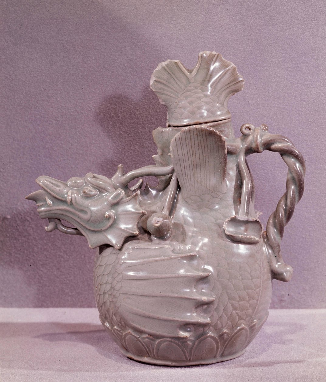 Art coreen: ceramiczny akwamaryn w kształcie wodnego smoka. okres Koryo autorstwa Korean School
