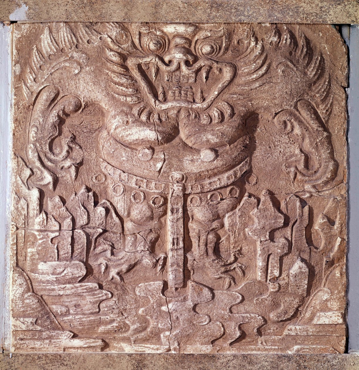 Art coreen: szara cegła z terakoty przedstawiająca potwora. Królestwo Paekche (lub Paikchei lub Baekje), Korea. VII wiek. Muzeum Narodowe Korei autorstwa Korean School