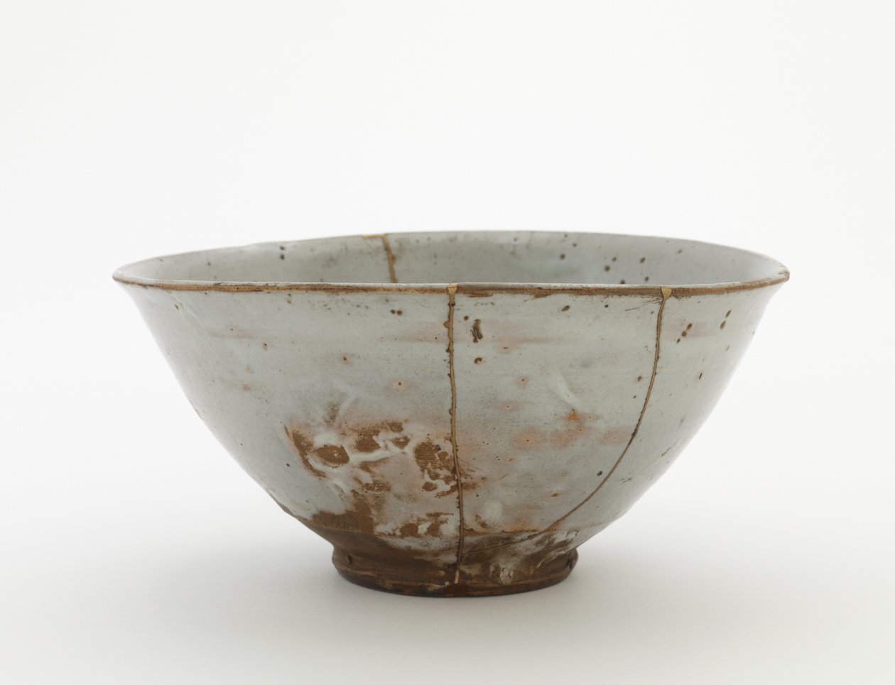 Misa, koniec XVI-początek XVII w. (porcelana z prześwitującą glazurą, naprawy złotym i czerwonym lakierem) autorstwa Korean School