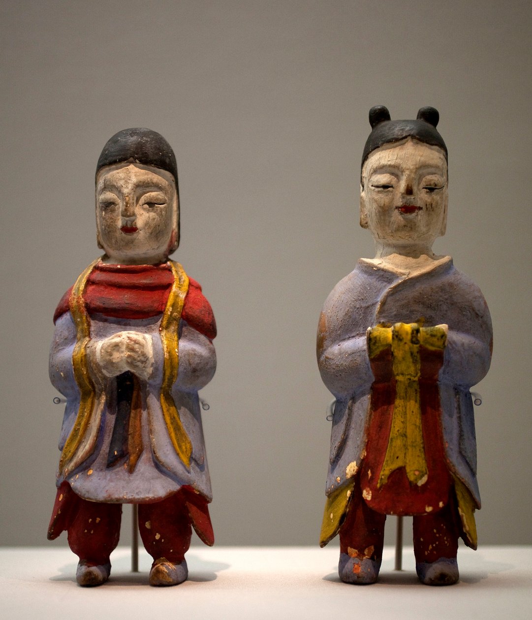 Figurki w stroju szamana. Polichromowane drewniane statuetki, art coreen autorstwa Korean School