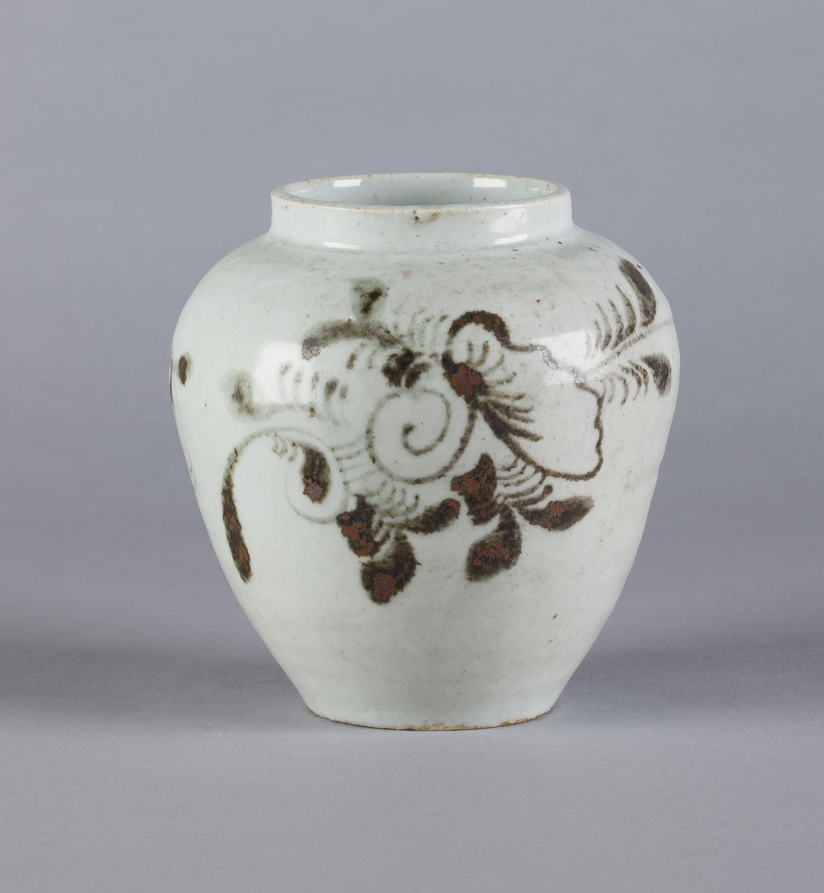 Słój z motywem kwiatowym, dynastia Yi, 1392-1910 (ceramika) autorstwa Korean School