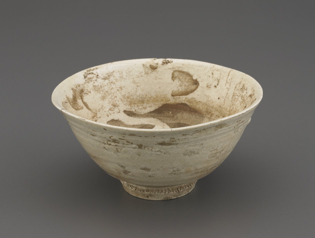 Miseczka do herbaty (koraijawan), II poł. XVI w. (porcelana z przeźroczystą emalią, naprawy złotym lakierem) autorstwa Korean School