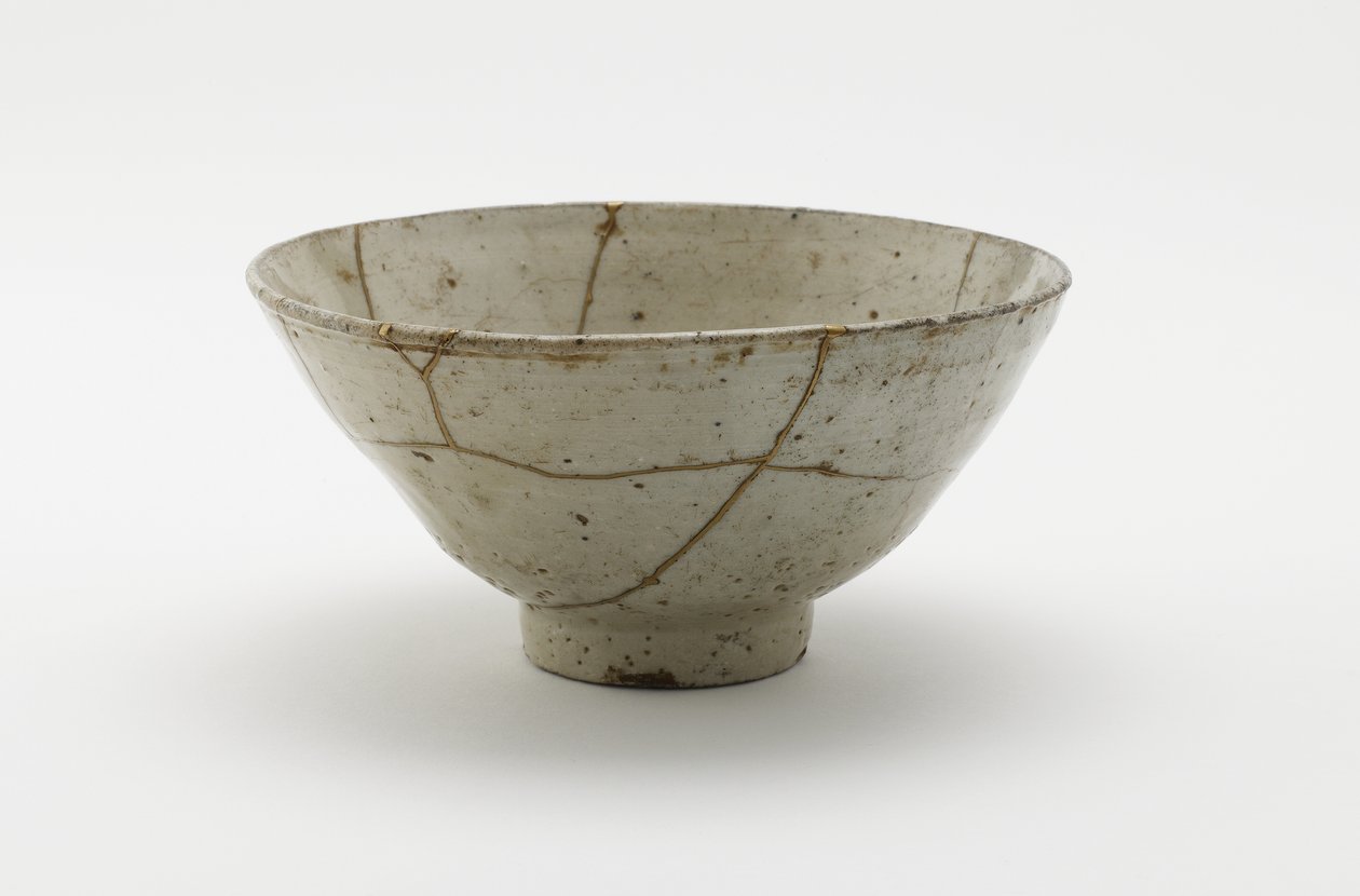 Miseczka do herbaty (koraijawan), II poł. XVI w. (porcelana z przeźroczystą, jasnoniebieską emalią, naprawy złotym lakierem) autorstwa Korean School