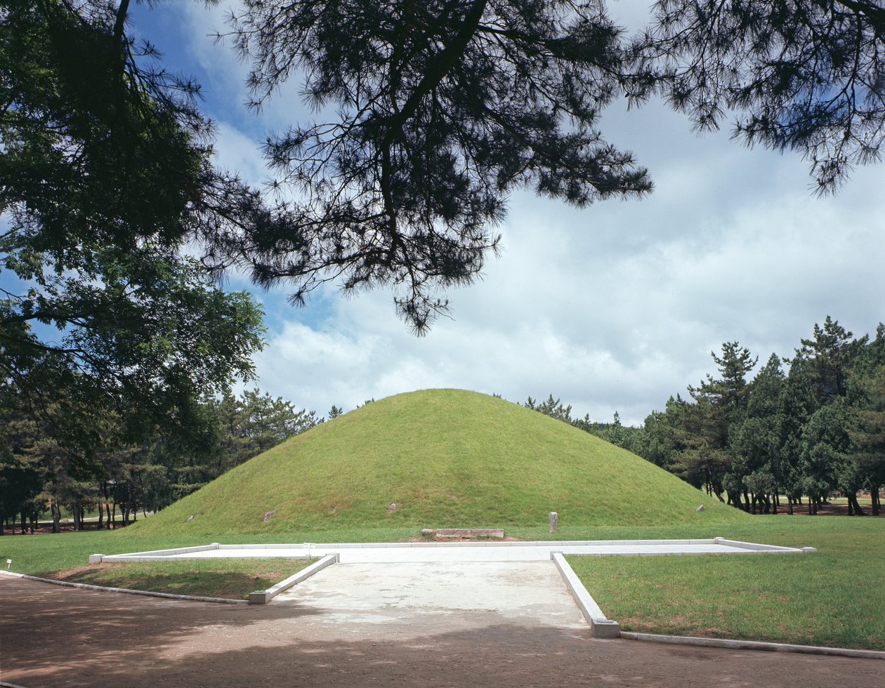 Tumulus króla Muryong autorstwa Korean School