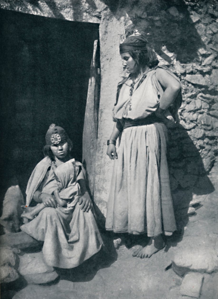 Kobiety Kabyle w drzwiach swojego mieszkania w pobliżu wybrzeża Morza Śródziemnego, Algieria, 1912 r. autorstwa Kuhn