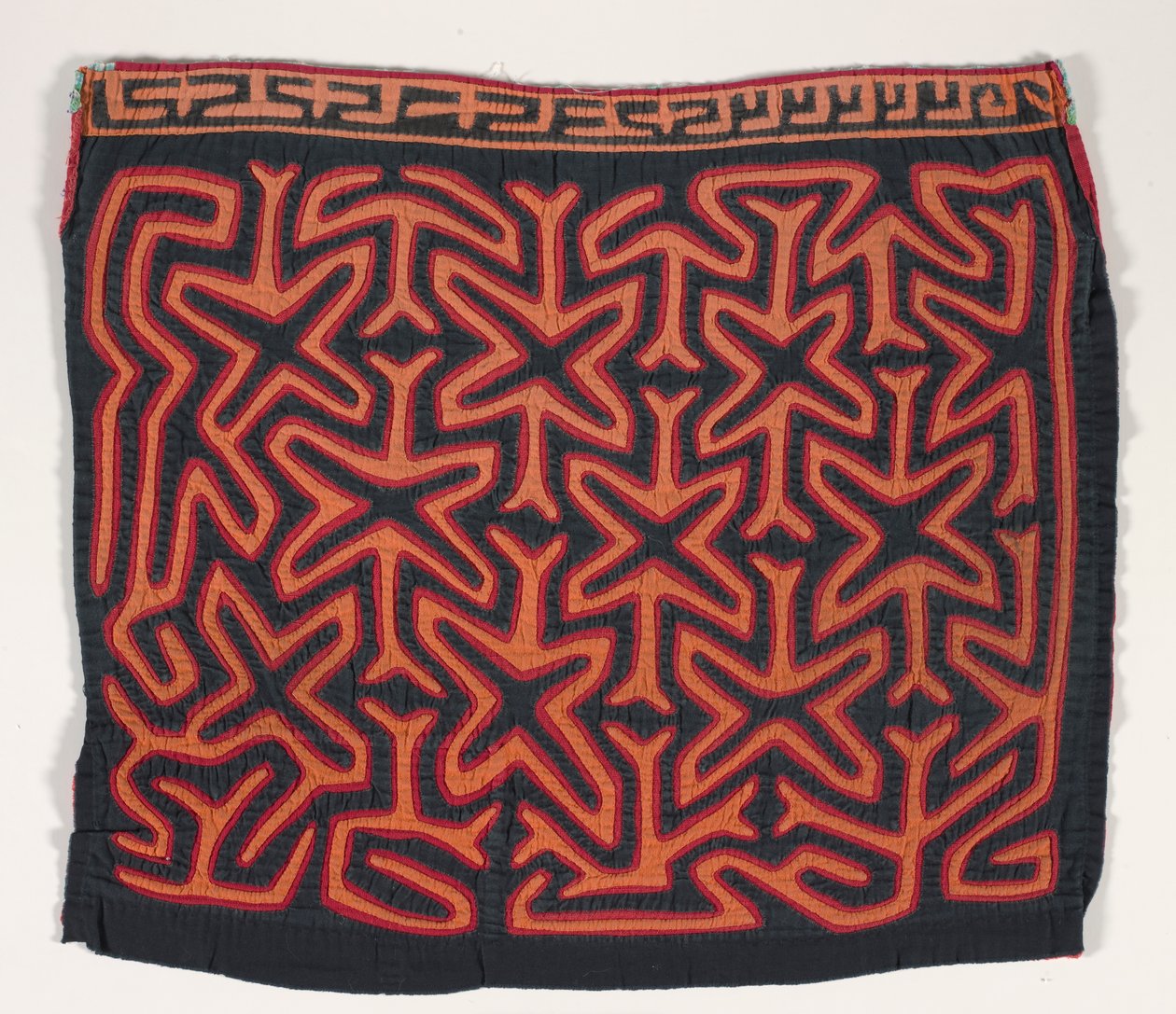 Panel koszuli (mola), ok. 1950 r. (bawełna z aplikacjami) autorstwa Kuna Indian Culture