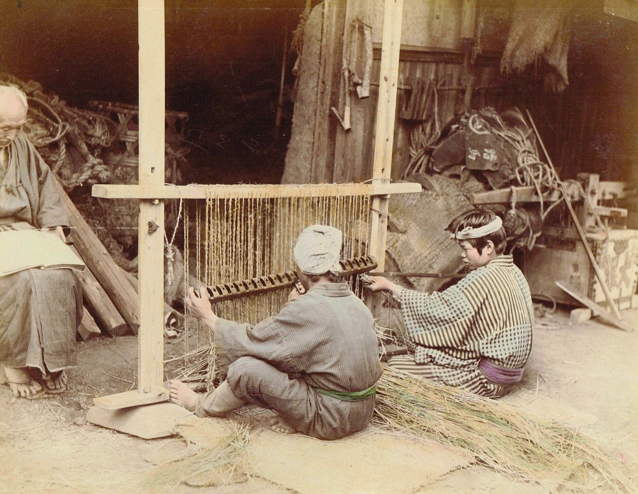 Mężczyźni wyrabiający słomiane maty, ok. 1890 r autorstwa Kusakabe Kimbei