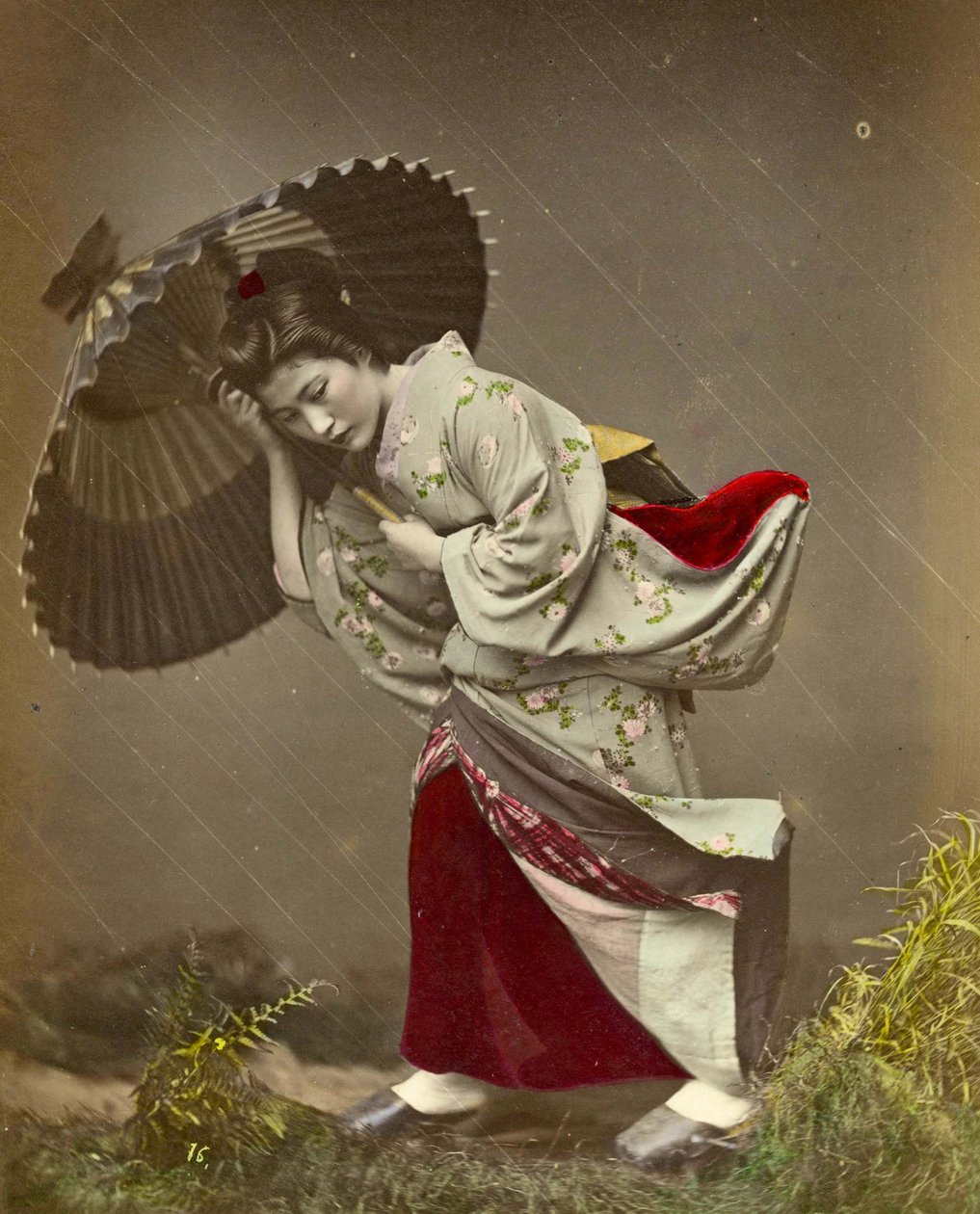 Kobieta złapana podczas burzy, ok. 1890 autorstwa Kusakabe Kimbei