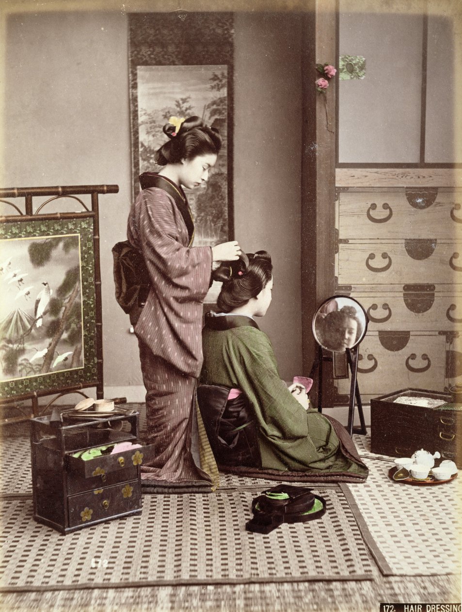 Fryzjerstwo, Japonia, ok. 1880 (ręcznie kolorowana odbitka albumenowa na karcie) autorstwa Kusakabe Kimbei