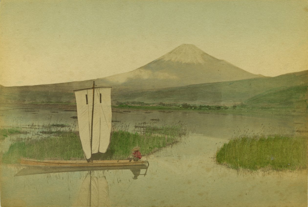 Japonia: Mount Fuji-Yama (Fuji Yama) z żaglówką na pierwszym planie nad jeziorem Hokome autorstwa Kusakabe Kimbei