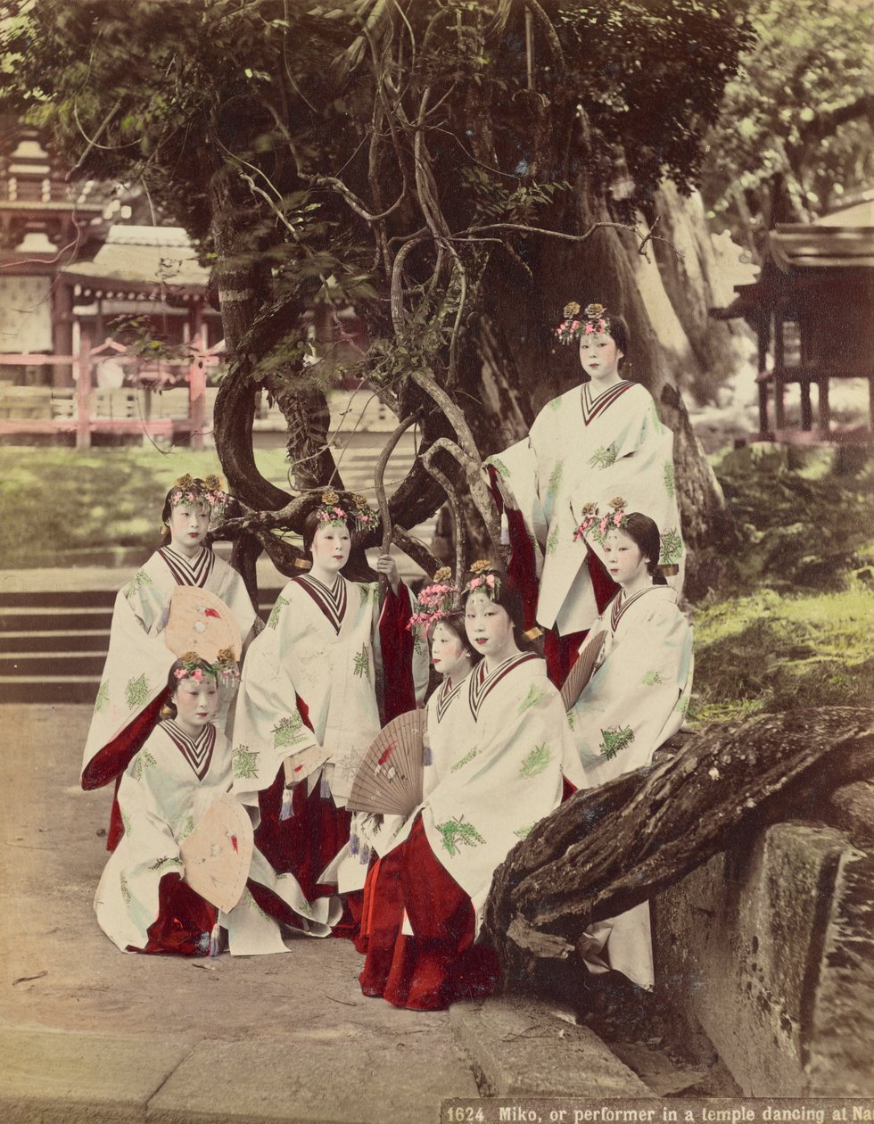 Miko, czyli występ w świątyni Tańcząc w Nara, ok. 1890 r. autorstwa Kusakabe Kimbei