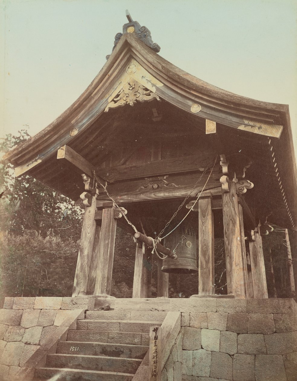 Sambutsude Bell, Nikko autorstwa Kusakabe Kimbei