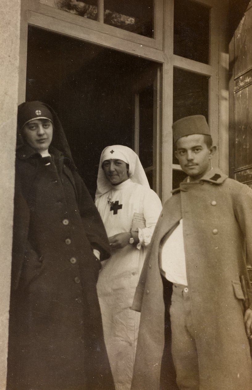 Album z I wojny światowej we Friuli-Wenecji Julijskiej: Portret dwóch pielęgniarek Czerwonego Krzyża z kadetem austriackim więźniem w Villa Brazzà, gdzie znajduje się 17 Szpitala Wojennego w Soleschiano Manzano (zdjęcie czarno-białe) autorstwa L. Verdiani