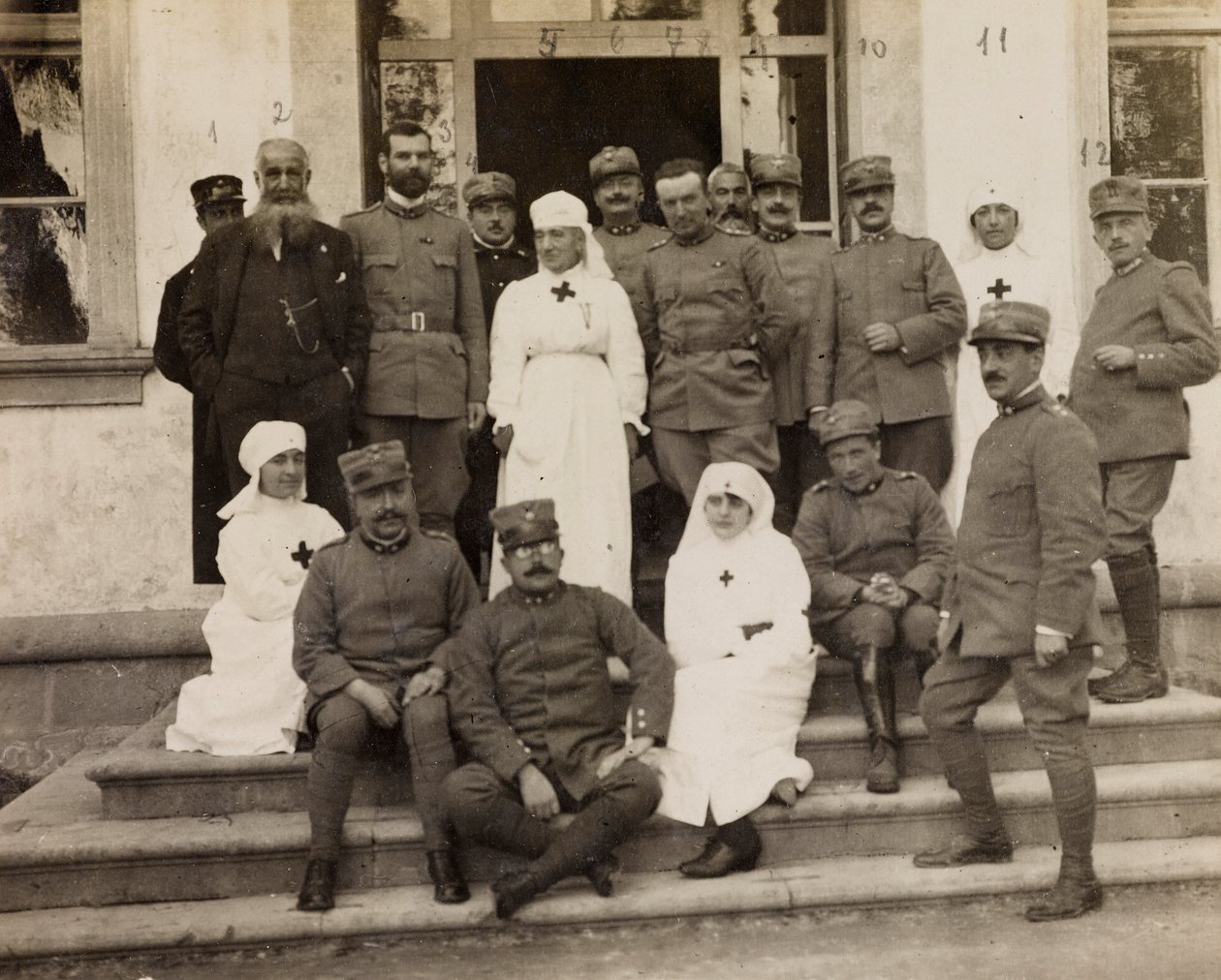 Album z I wojny światowej we Friuli-Wenecji Julijskiej: portret grupowy z oficerami i pielęgniarkami Czerwonego Krzyża podczas wizyty Rycerzy Maltańskich w Villa Brazzà, gdzie znajduje się 17 Szpitala Wojennego w Soleschiano Manzano, 25.11.1915 ( czarno-bi autorstwa L. Verdiani