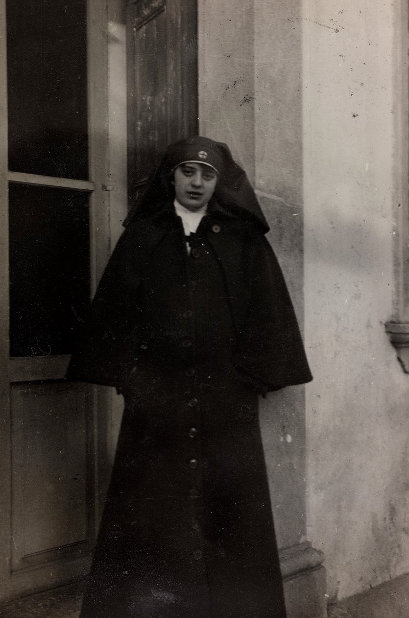 Album z I wojny światowej we Friuli-Wenecji Julijskiej: portret pielęgniarki Czerwonego Krzyża Eleny Bianconcini w Villa Brazzà, gdzie znajduje się 17 Szpitala Wojennego w Soleschiano Manzano (zdjęcie czarno-białe) autorstwa L. Verdiani