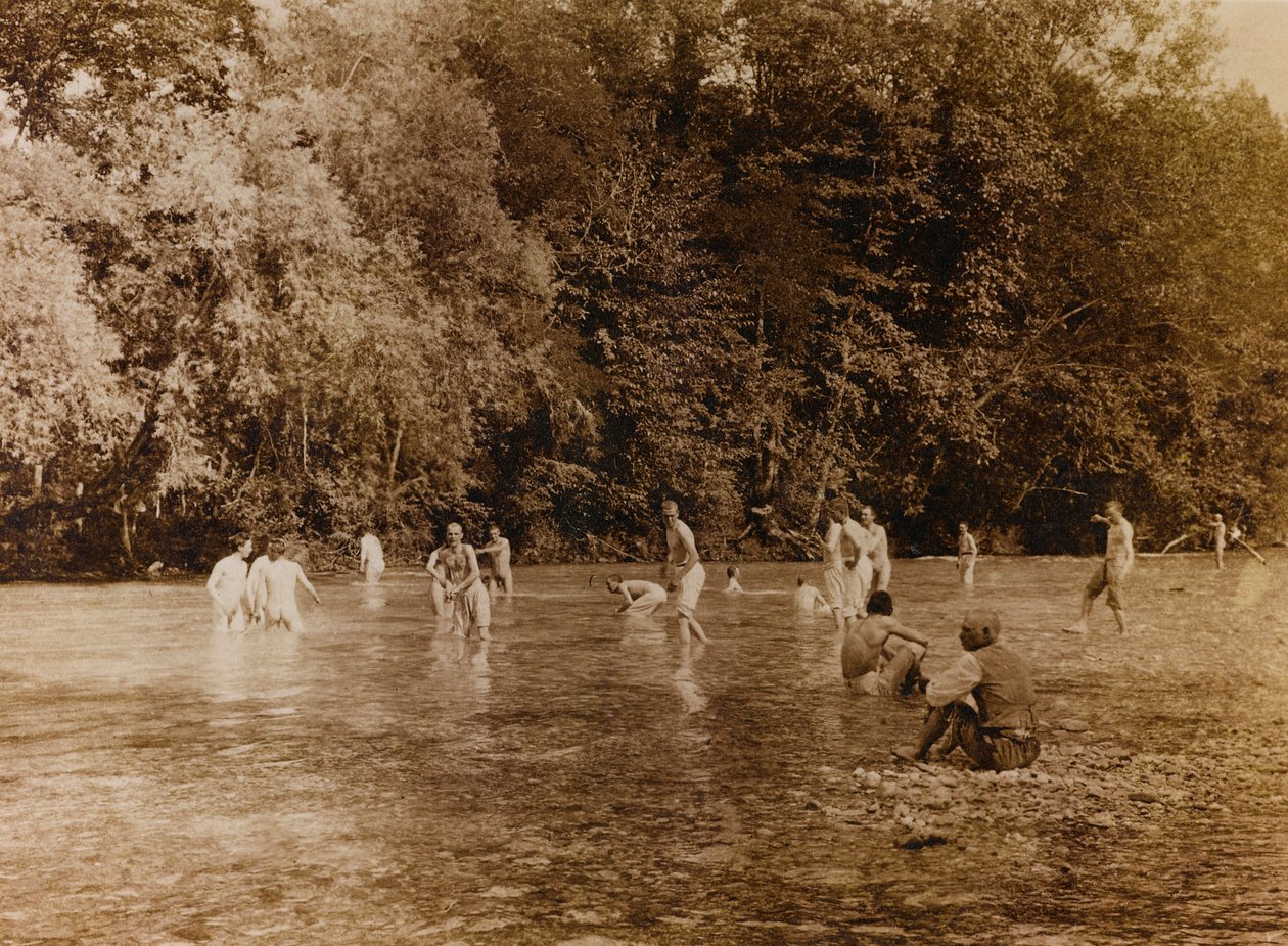 Album I wojny światowej we Friuli-Wenecji Julijskiej: żołnierze podczas kąpieli w rzece Natisone w Premariacco, Udine, Włochy (zdjęcie czarno-białe) autorstwa L. Verdiani