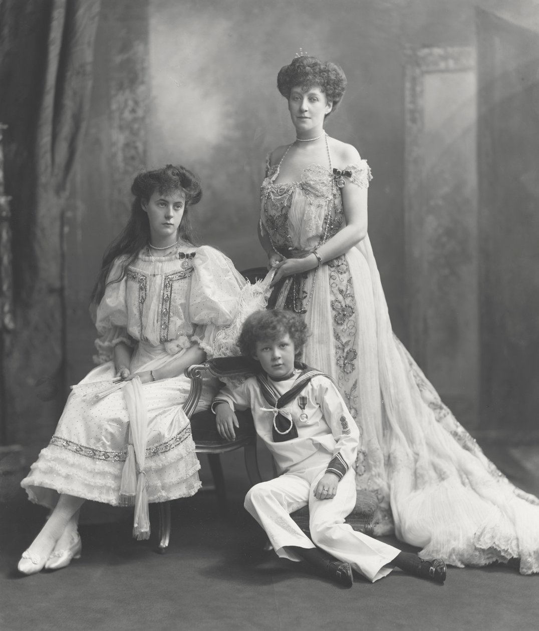 Wicehrabina Knollys i jej dzieci, sfotografowana z okazji wręczenia medali koronacyjnych króla Edwarda VII, 1902 autorstwa Lafayette Studio
