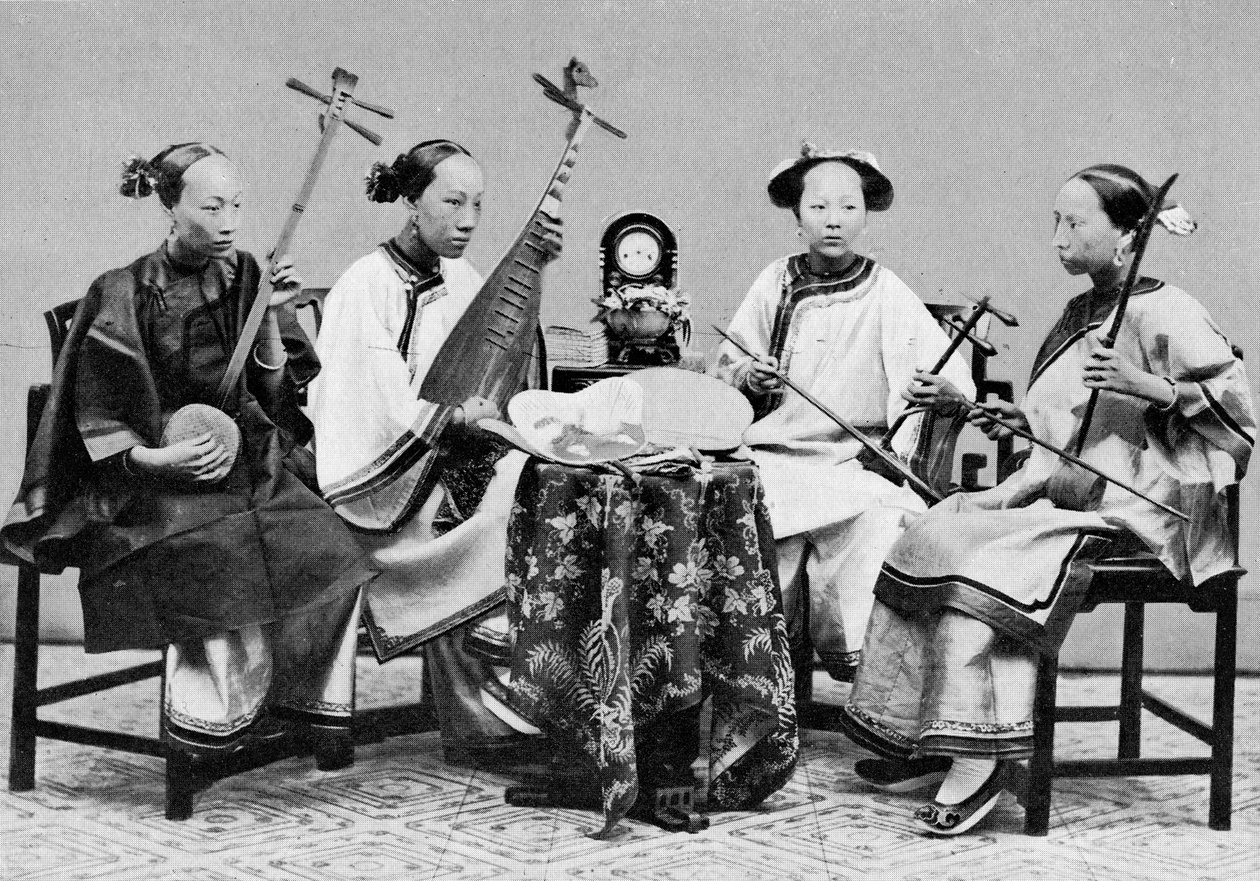 Muzycy z tradycyjnymi chińskimi instrumentami muzycznymi w Hongkongu, ok. 1885 r. (zdjęcie bw) autorstwa Lai Afong