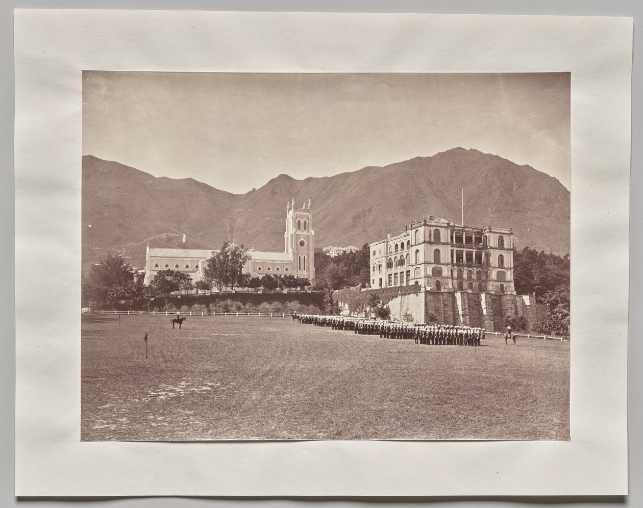 Bez tytułu (Hongkong, katedra św. Jana, z placu apelowego, pułk H.M. na paradzie) autorstwa Lai Fong (Afong Studio)