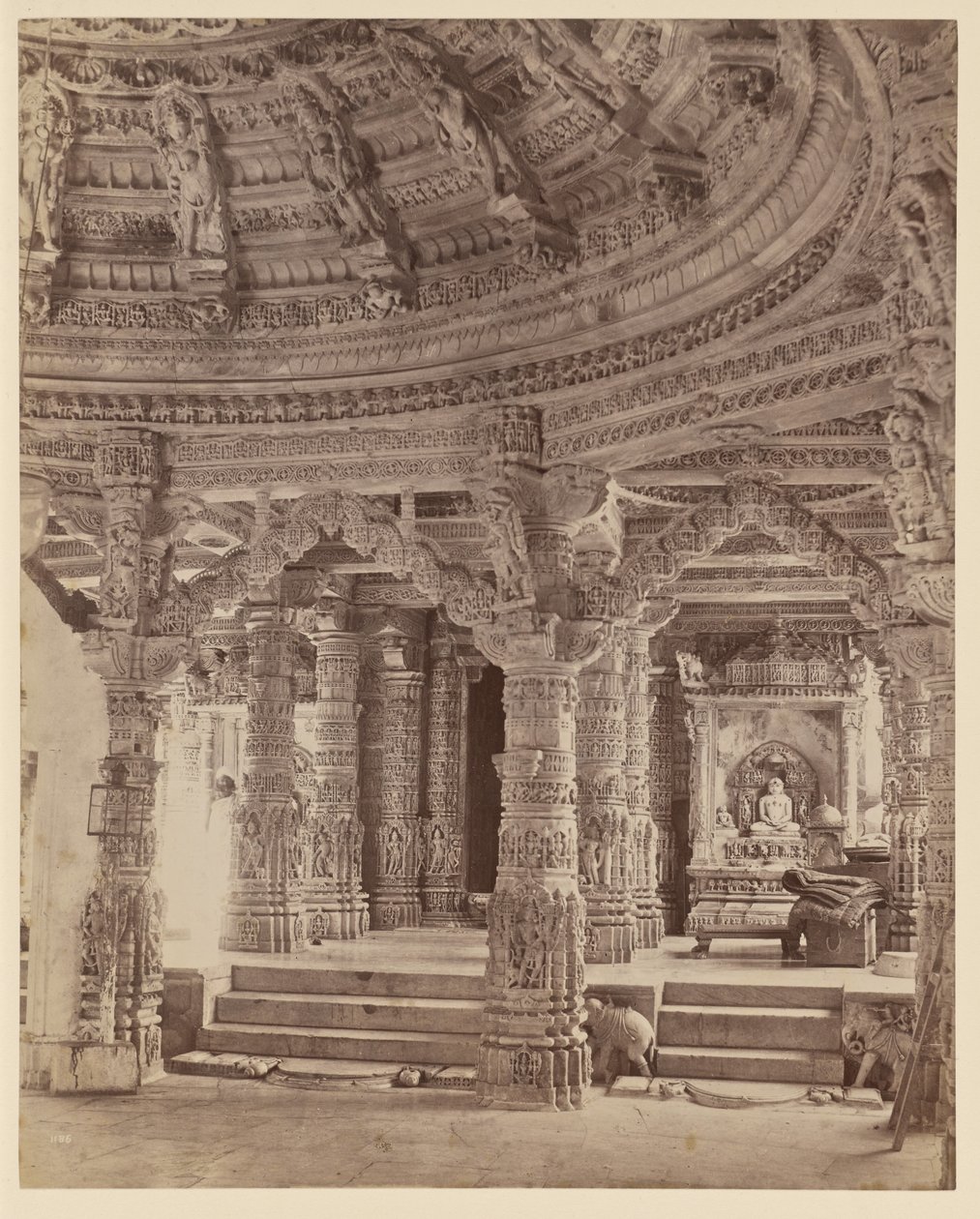 Wnętrze świątyni Delwara z filarami i kopułą na dachu, Mount Abu autorstwa Lala Deen Dayal