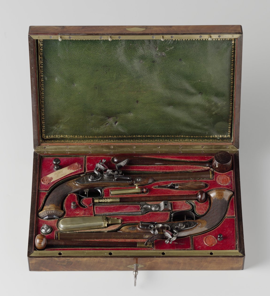 Para pistoletów w obudowie, rzekomo należąca do Napoleona, Perin Le Page, ok. 1813-5 (drewno, żelazo, złoto) autorstwa Lapage