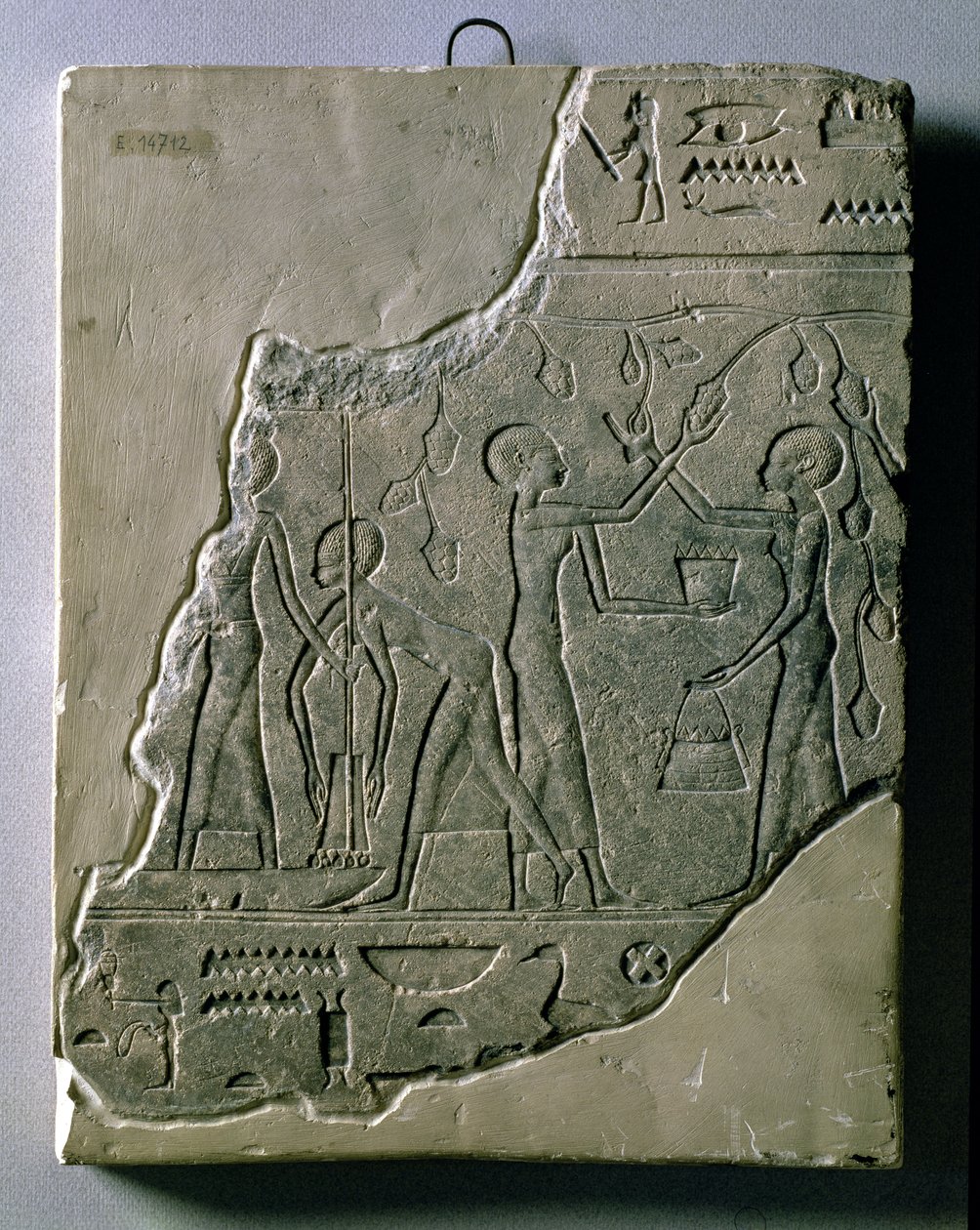 Płaskorzeźba kapłanek zbierających winogrona, 26-30 dynastia autorstwa Late Period Egyptian