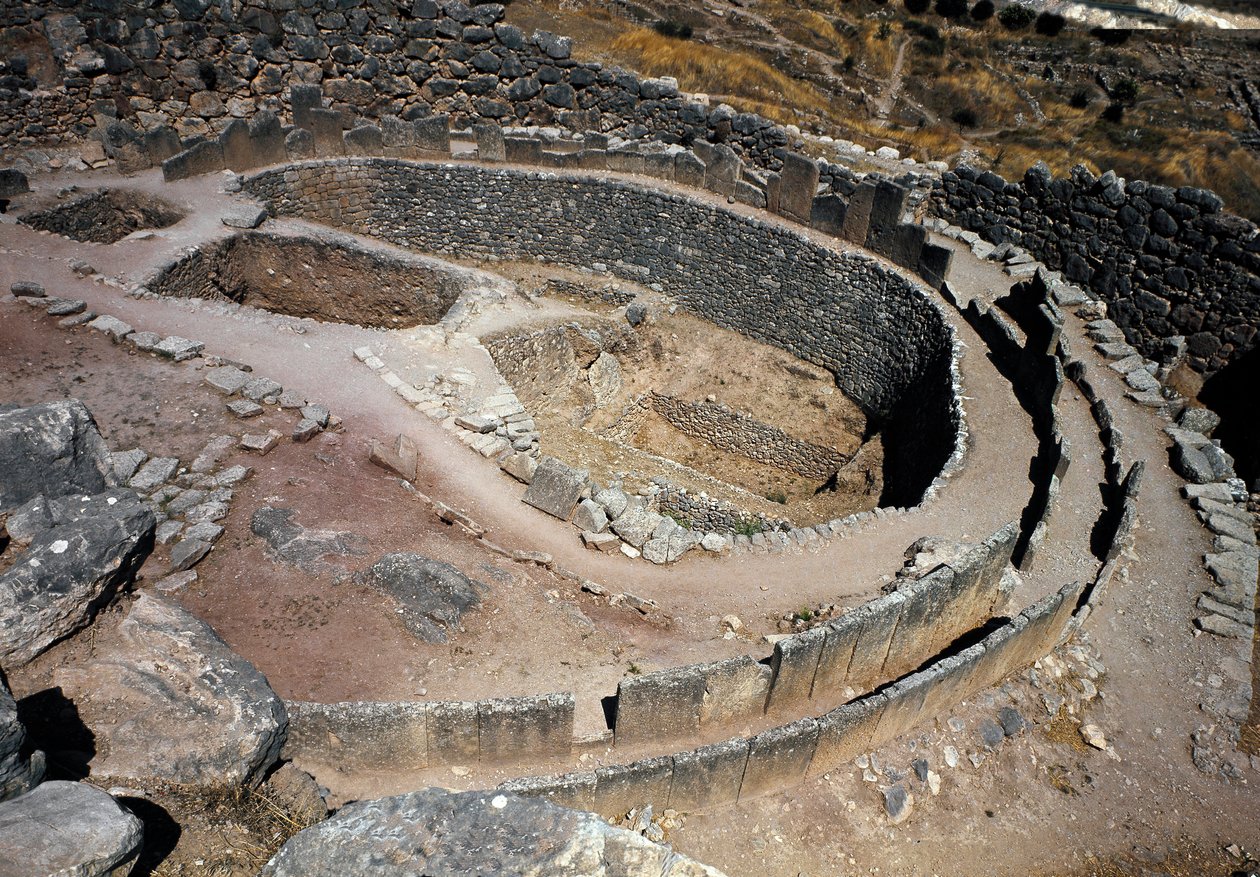 Widok z lotu ptaka na pierwszy krąg grobowców (cmentarz królewski) odkryty przez archeologa Heinricha Schliemanna (1822-1890) w latach 1870: miejsce starożytnego miasta Mykenes na Peloponezie (1500-1100 pne) Grecja autorstwa Late Helladic Period Mycenaean