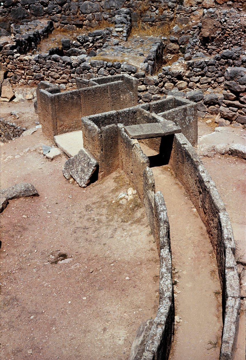 Widok z lotu ptaka na pierwszy krąg grobowców (cmentarz królewski) odkryty przez archeologa Heinricha Schliemanna (1822-1890) w latach 1870: miejsce starożytnego miasta Mykeny na Peloponezie (1500-1100 pne) Grecja autorstwa Late Helladic Period Mycenaean