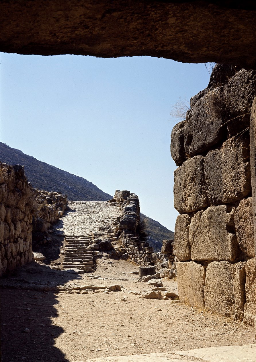Widok na aleję z Bramy Lwów: miejsce starożytnego miasta Mykenes na Peloponezie (1500-1100 pne) Grecja autorstwa Late Helladic Period Mycenaean