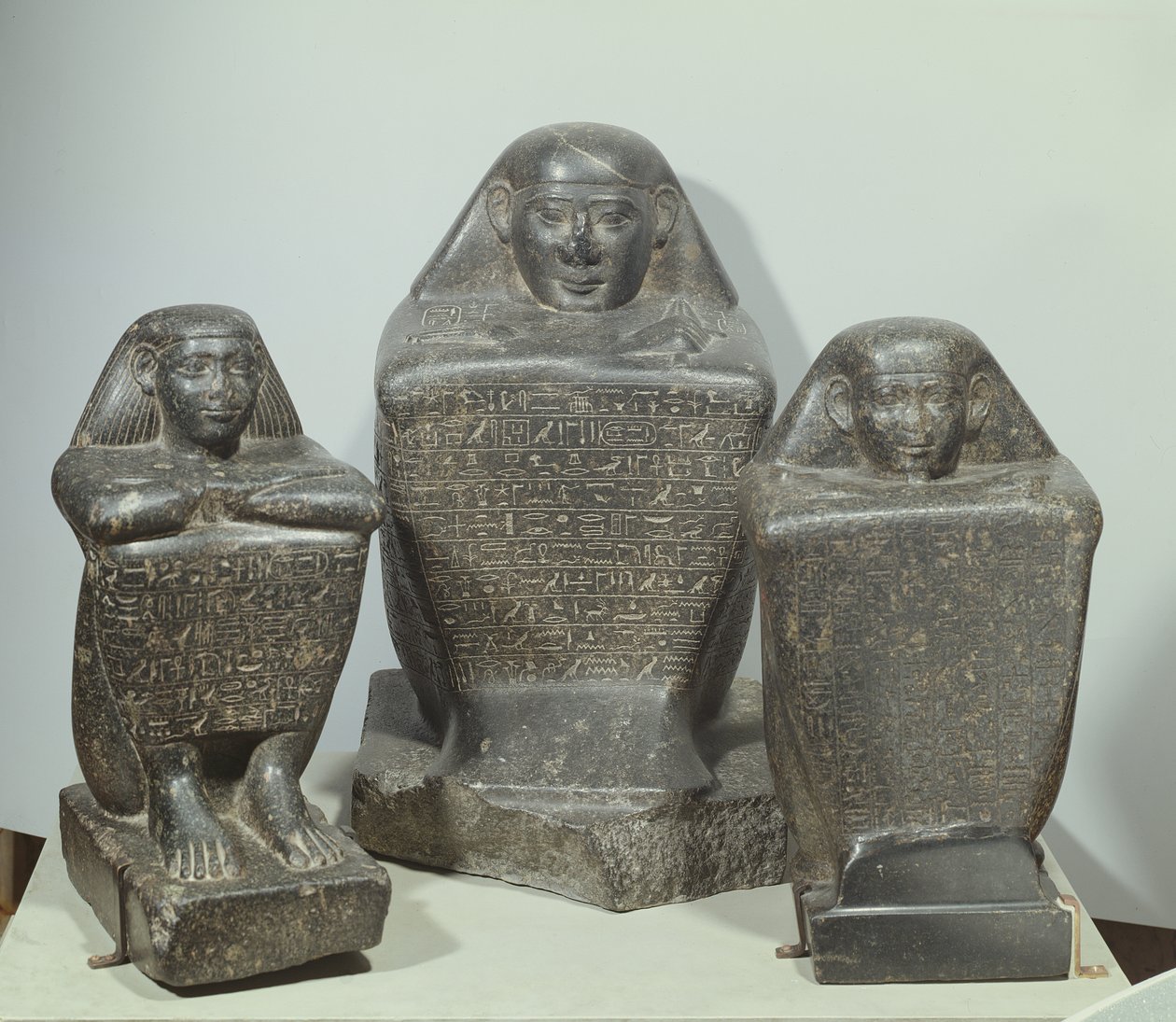 Posągi blokowe Achamenru, Harwy i Amenemoneta, dynastia 25-26 (dioryt) autorstwa Late Period Egyptian