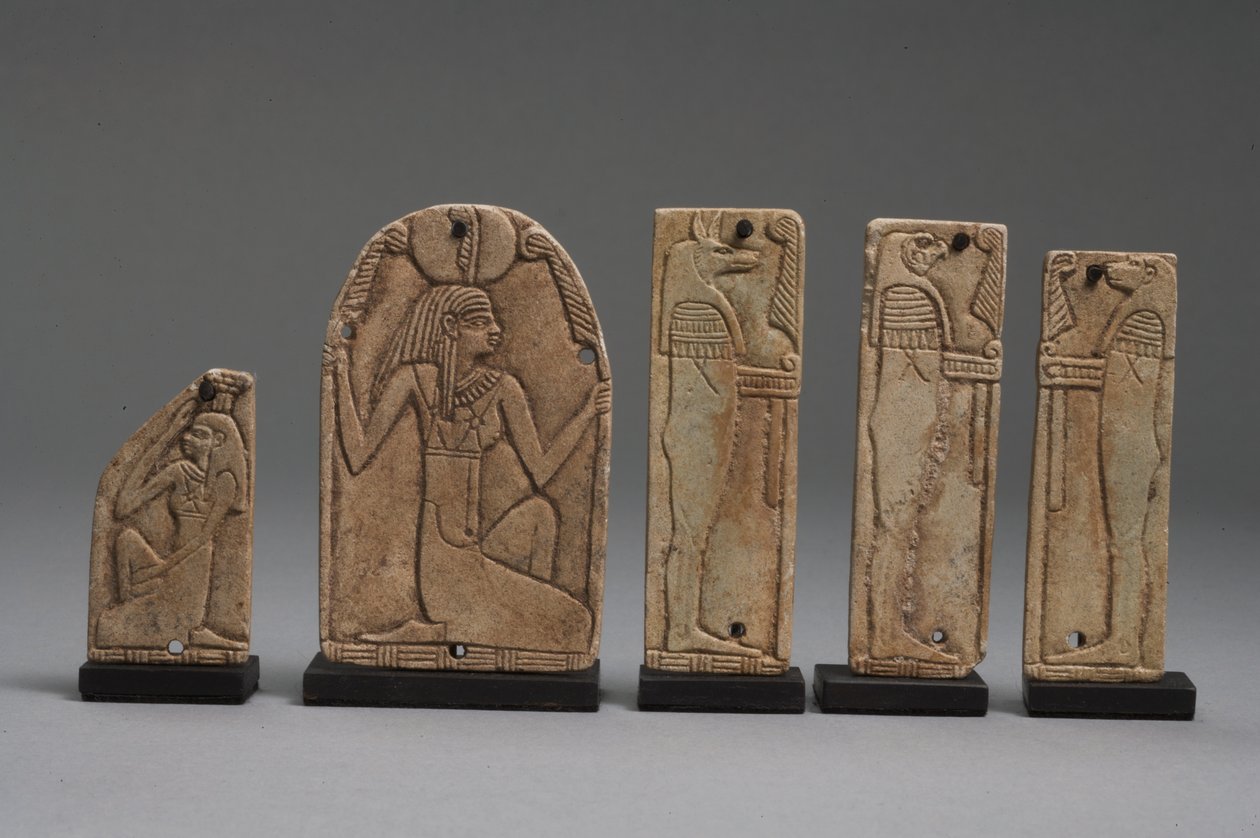 Tablice z wizerunkami Maat, Neftydy i synów Horusa, późny okres dynastyczny (fajans) (zob. także 325656, 325657 i 325658) autorstwa Late Period Egyptian