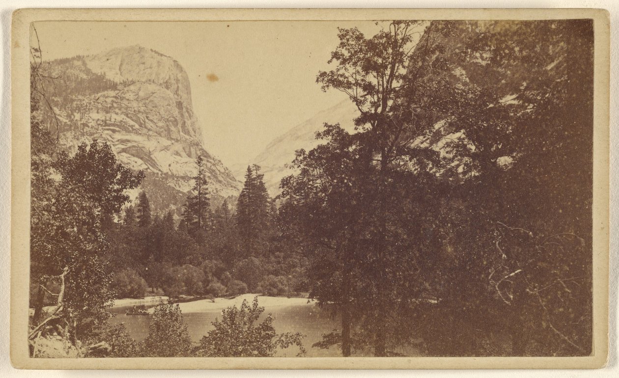 Mirror Lake. Dolina Yo-Semite. Mariposa Co. autorstwa Lawrence and Houseworth