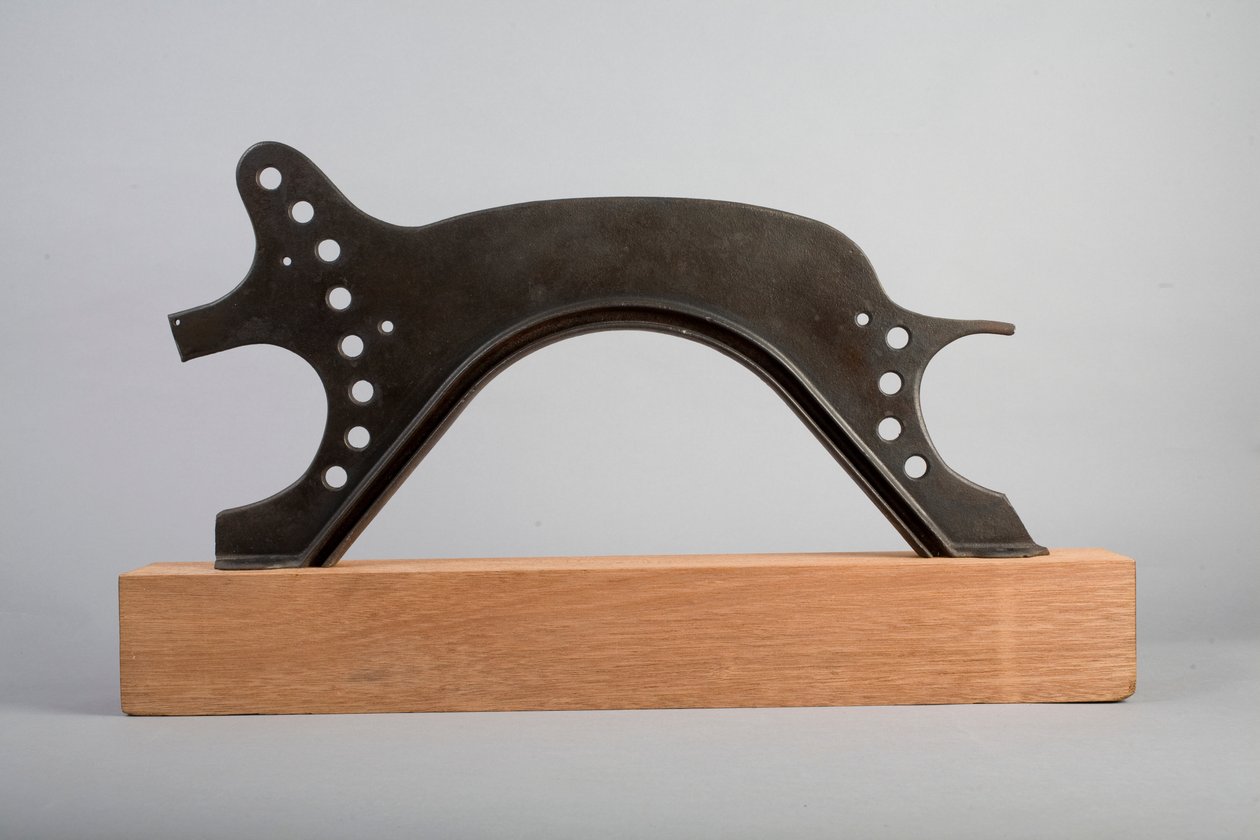 Wieprz, 2003 (metal i drewno) autorstwa Lawrie Simonson