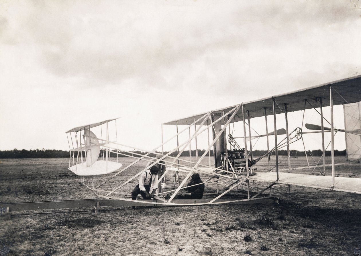Leon Bollee pracujący na samolocie braci Wright, ok. 1909 autorstwa Leon Bollee