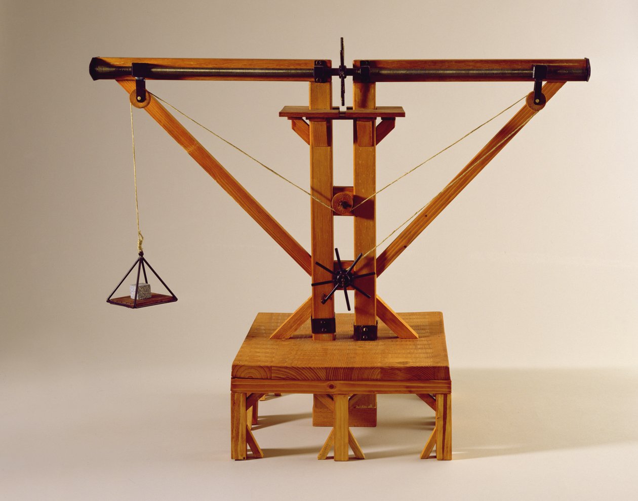 Modelowa rekonstrukcja projektu da Vinci dla dźwigu z podwójną wciągarką (drewno, metal i sznurek) autorstwa Leonardo da Vinci