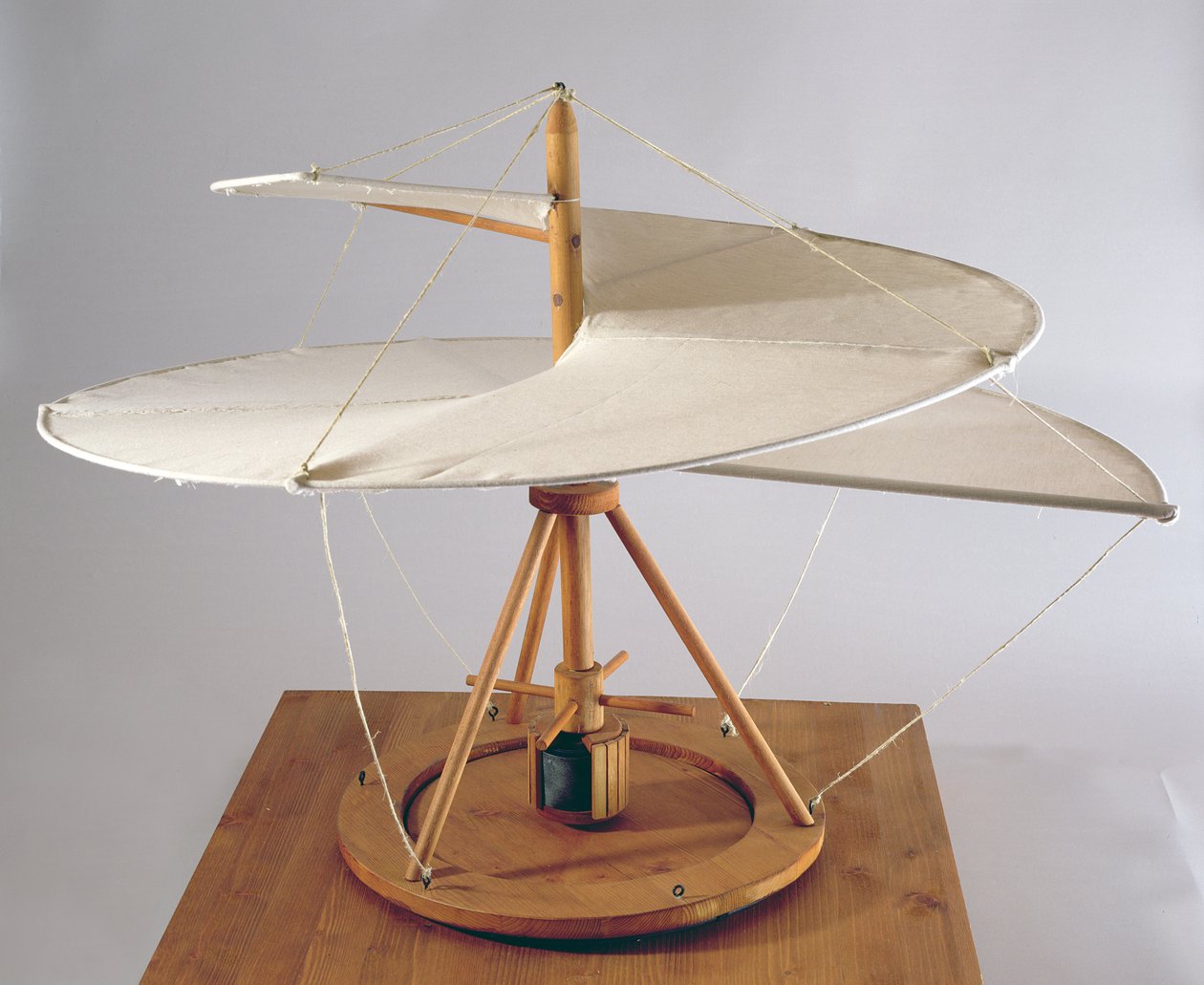 Modelowa rekonstrukcja projektu da Vinci na śrubę napowietrzną (drewno, tkanina i sznurek) autorstwa Leonardo da Vinci