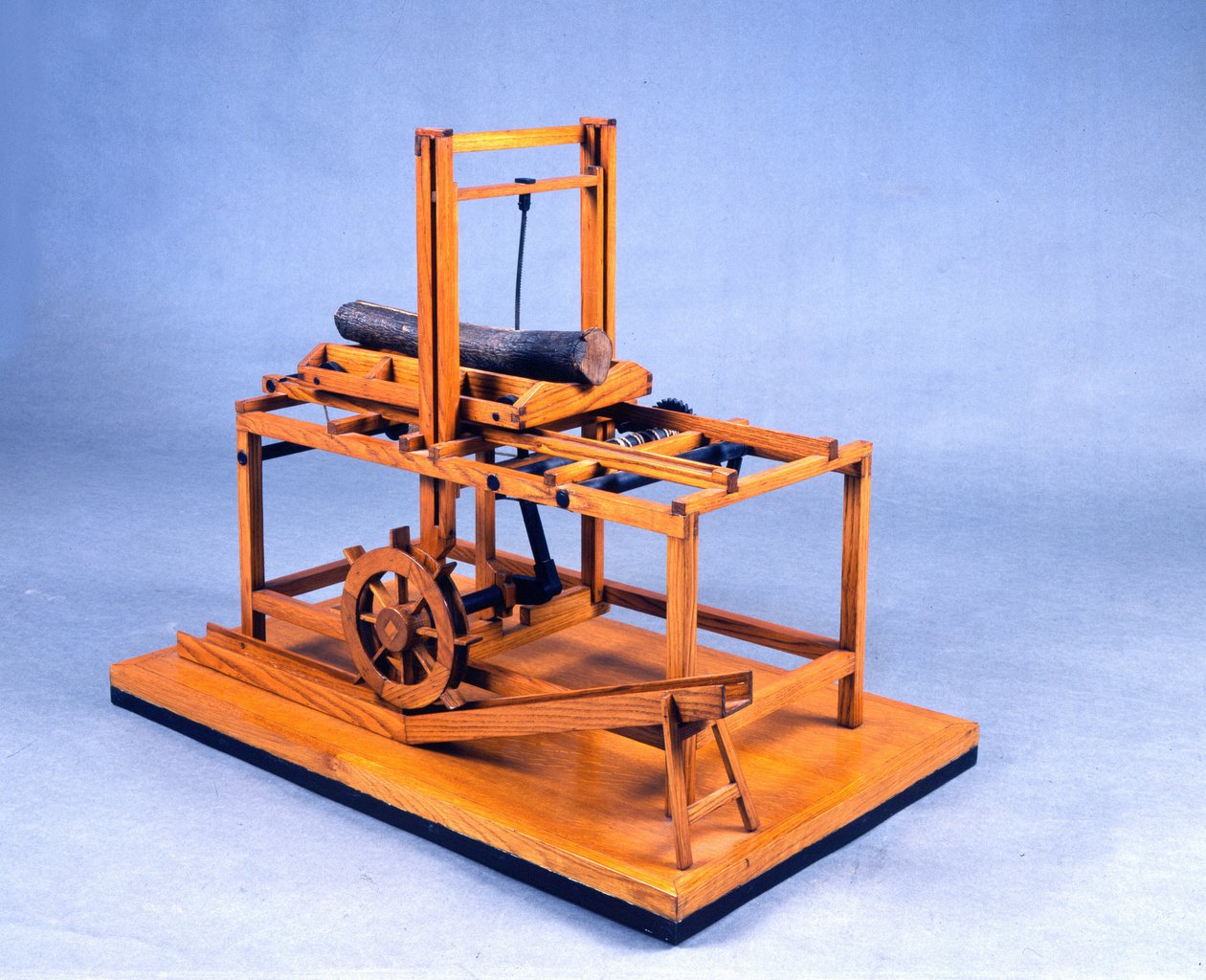 Drewniany model (model) piły hydraulicznej sterowanej przekładniami i wodą. Wykonane według rysunku Leonarda da Vinci (Leonard de Vinci) (1452-1519) Muzeum Nauki i Techniki, Mediolan. autorstwa Leonardo da (after) Vinci